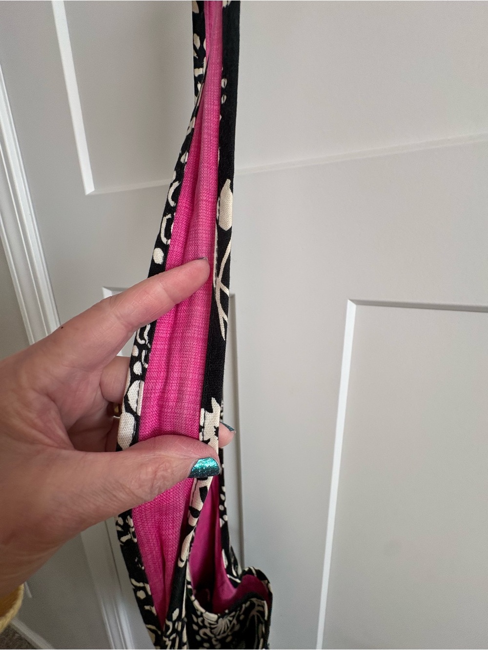 Black & White Floral Slouch Shoulder Bag Hobo, w/Pink Lining, thirty one brand - Picture 3 of 9